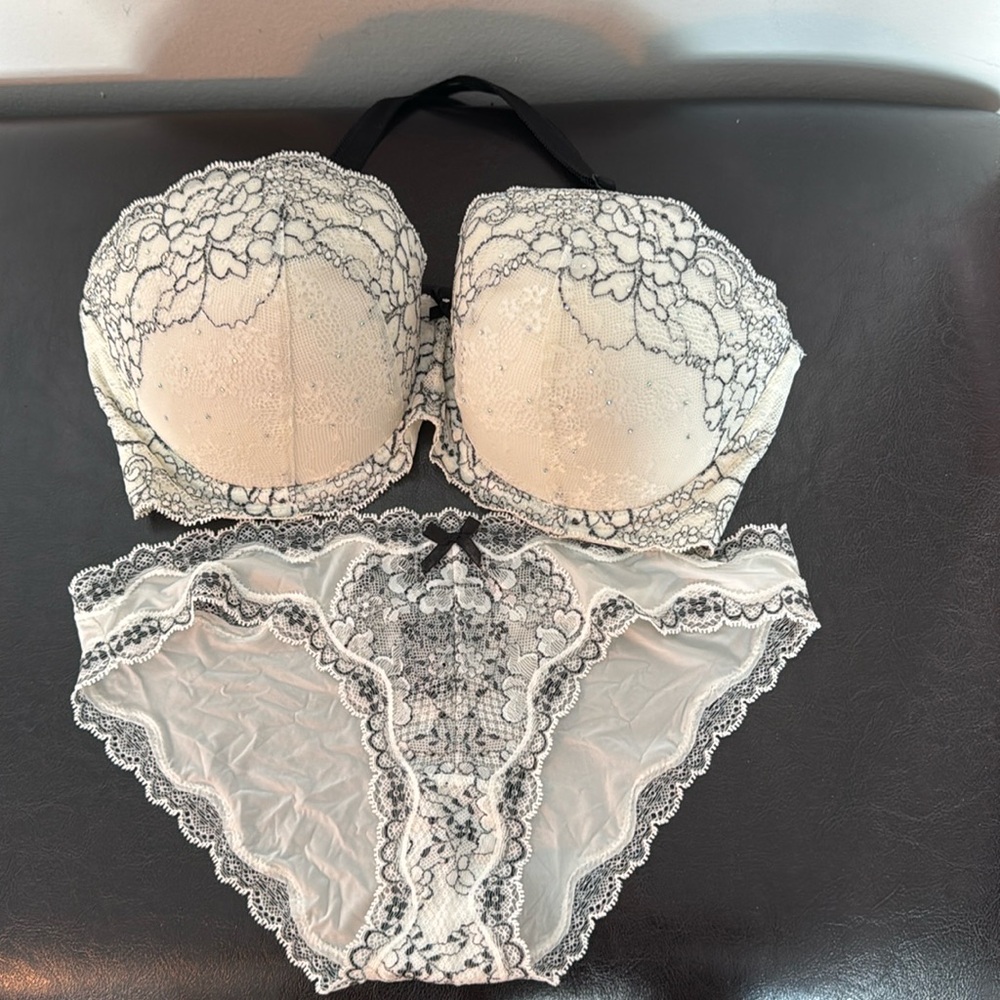 Victoria Secret Dream Angels Set NWOT
34DD